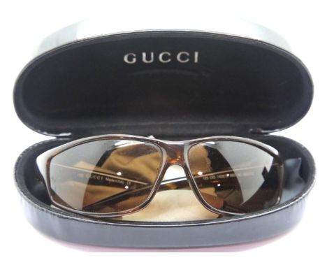 Pair of Gucci sunglasses with tortoiseshell style frames, boxed. P&amp;P Group 1 (£14+VAT for the first lot and £1+VAT for su
