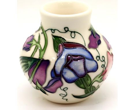 Moorcroft vase in the Sweetness pattern, H: 9 cm. P&P Group 1 (£14+VAT for the first lot and £1+VAT for subsequent lots)Condi