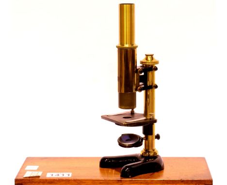 E Leitz Wetzlar Brass Microscope in lockable fitted case, complete with all original lenses and some mounted slides. P&amp;P 
