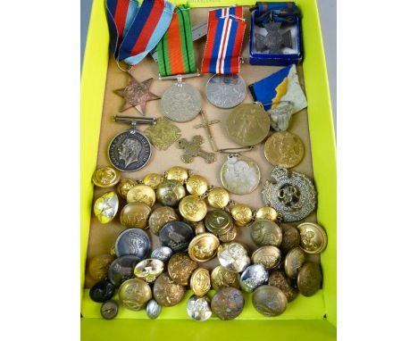 MEDALS - WWI & WWII MIXED MEDALS AND BUTTONS COLLECTION to include a 1914-1918 GV War medal marked F.8202 W.J. Berry.A.M.1R.N