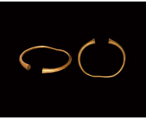 1st millennium BC. A good quality slender round-section gold penannular bracelet with trumpet-shaped terminals. 34 grams, 67m