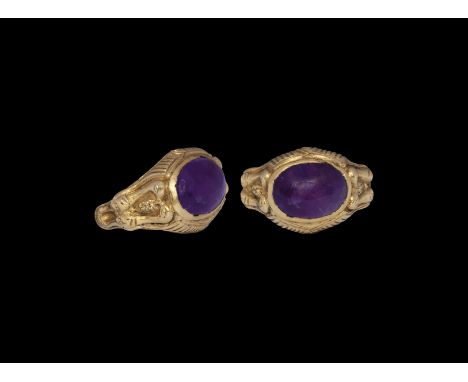 14th-15th century AD. A Burmese hollow-formed gold ring with D-section bezel, to each shoulder a pair of birds holding a bunc