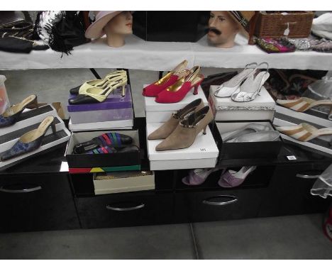 A quantity of vintage ladies shoes.