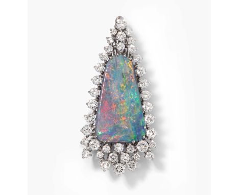 Opal-Brillant-AnhängerGübelin, 1970er Jahre. 750 Weissgold. Ein Schwarz-Opal ca. 23x12-5 mm, 12.18 ct, mehrfarbiges Farbspiel