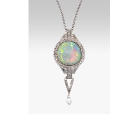 Opal-Diamant-Anhänger mit KetteArt Déco-Stil. Platin. Runder Opal-Cabochon Ø 13 mm, kleine Diamanten und eine Diamant-Briolet