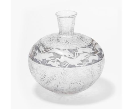 René Lalique, Vase "Lièvres"Wingen-sur-Moder. Entwurf von 1923. Farbloses Kristallglas, moulé-pressé. Reliefsignatur: "R. LAL