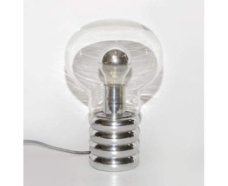 Ingo Maurer, Tischleuchte "Bulb"Entwurf von 1966 für Design M, München. Verchromter Metallfuss. Cloche aus mundgeblasenem, fa