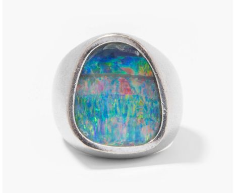 Opal-RingBinder, Zürich. 750 Weissgold. Opal ca. 18x16 mm, schönes Farbspiel. Gr. 61. 27,8 g.