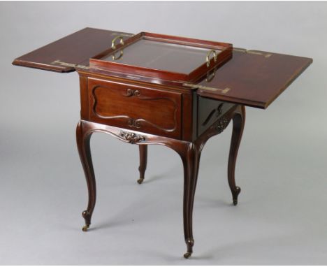 AN EARLY 20thC MAPPIN &amp; WEBB MAHOGANY DRINKS TABLE, the hinged rectangular top enclosing a removable glass drinks tray on