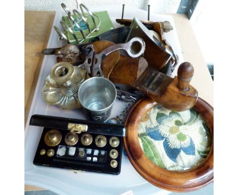 DOOR KNOCKER. Tray of metal ware including cast iron lion door knocker