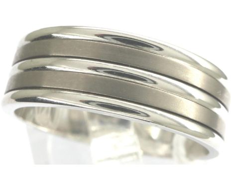 Gents platinum and titanium band ring, size O/P, 7.8g. P&amp;P Group 1 (£14+VAT for the first lot and £1+VAT for subsequent l