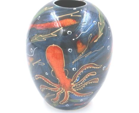 Anita Harris Octopus vase, signed in gold, H: 15 cm. P&amp;P Group 1 (£14+VAT for the first lot and £1+VAT for subsequent lot