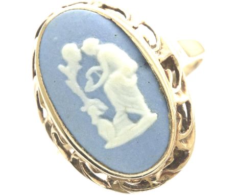 9ct gold ring with Wedgwood Jasperware insert, size O, 2.6g. P&amp;P Group 1 (£14+VAT for the first lot and £1+VAT for subseq