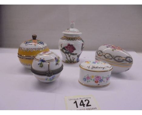 A small ginger jar and four pill/trinket boxes.