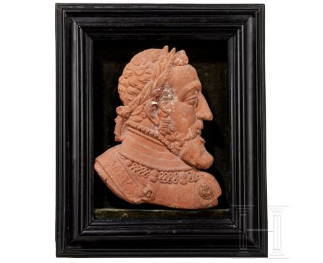 Terrakotta-Relief mit Portrait König Heinrichs II., Frankreich, datiert 1726  Fein modelliertes Relief aus rötlicher Keramik 