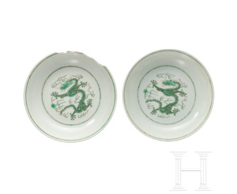 Ein Paar Drachenteller mit Marke, China, Tongzhi-Ära, 1862-74  Grün emaillierte Drachenteller. Ein Drache im Spiegel dargeste