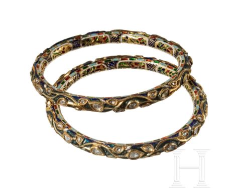 Ein Paar emaillierte und diamantbesetzte Gold-Armreife, Indien, um 1900  Jeweils geschlossener Armreif aus Gold mit außenseit