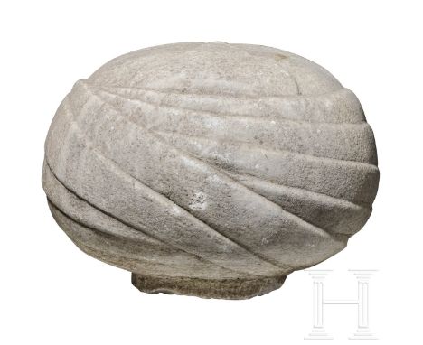 Turbanförmiger Aufsatz eines osmanischen Grabsteins, 18. Jhdt.  Weißer Marmor mit schöner Alterspatina. Lebensgroße, fein mod