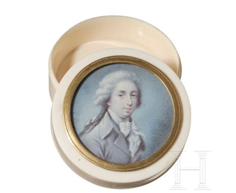 Elfenbeindose mit Portraitmedaillon, Frankreich, um 1780  Fein gedrechselte runde Dose aus Elfenbein. Der Stülpdeckel mit ver