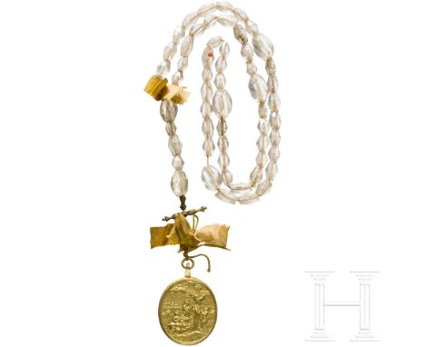 Bergkristall-Rosenkranz mit vergoldeter Medaille des Klosters Weingarten, Schwaben, um 1700  Rosenkranz mit Perlen aus geschl