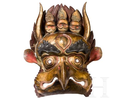 Tanzmaske in Form eines Garudas, Tibet, 20. Jhdt.  Mehrteilig gearbeitete Maske aus fein getriebenem, teils vergoldetem, teil