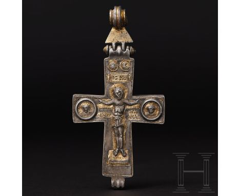 Außergewöhnliches silbernes Enkolpion mit Teilvergoldung, spätbyzantinisch, 11. - 13. Jhdt.   Schweres Reliquienkreuz mit krä