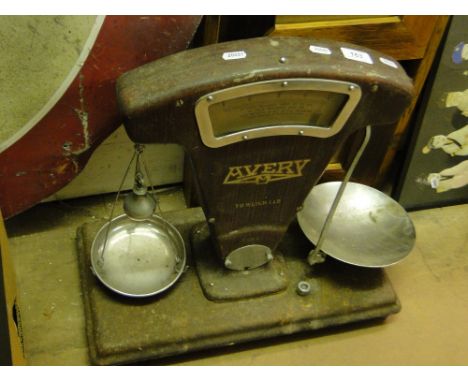 An Avery shop scale to weigh 1lb.