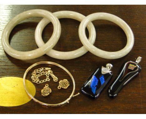 A 9ct gold bracelet, 2.2g, 3 jade bangles, 2 glass and silver mounted pendants, a pair of yellow metal earrings and a yellow 