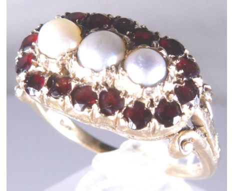 9 ct yellow gold pearl and garnet set ring, 4.9g