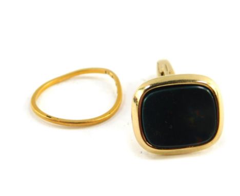 A 22ct gold wedding band, approx size K, 1.1g, together with a 9ct gold and blood stone cufflink, 3.4g.