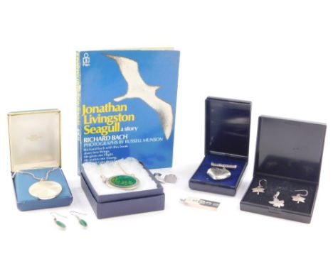 Silver and pewter jewellery, including a pair of silver chain link cufflink's with engine turned decoration, maple leaf penda