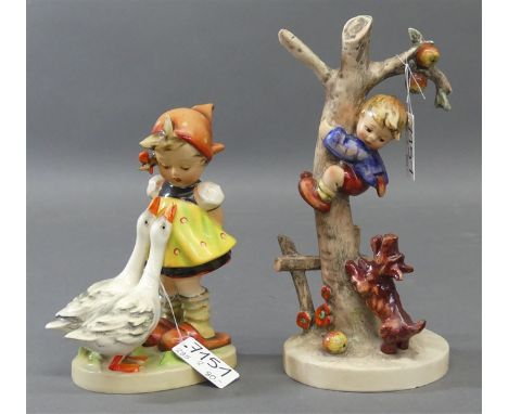 Paar HummelfigurenPorzellan, Manufaktur Goebel, 1 x "Gänseliesl", bemalt, Nr. 47/0, FM 1, h 12,5 cm, 1 x "Apfeldieb", bemalt,