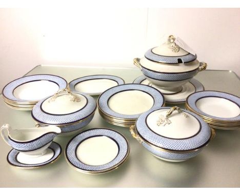 An Edwardian Spode dinner service of twenty seven pieces including soup tureen, cover and flat, a pair of vegetable tureens, 