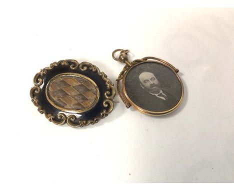 A Victorian yellow metal scalloped and enamelled plaited mourning brooch with engraved inscription R.D. 6th September 1843 (4