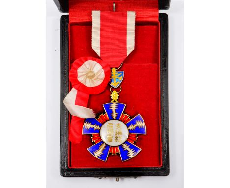 AN EARLY 20TH CENTURY CHINESE ENAMEL DECORATED GILT METAL MEDAL or order decorated with Chinese Republic flag, compass and a 