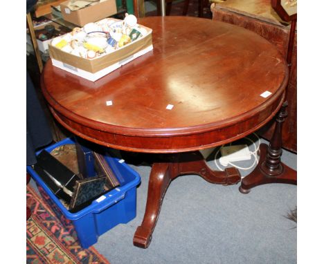 A CIRCULAR MAHOGANY OCCASIONAL TABLE on tripod support, 90cm diameter