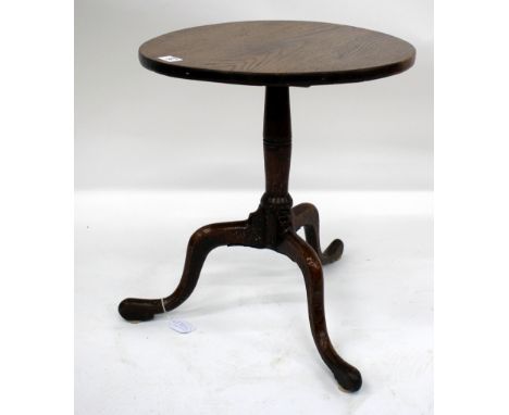 A SMALL CIRCULAR OAK COUNTRY MADE TRIPOD TABLE 42.5cm diameter x 47cm high 