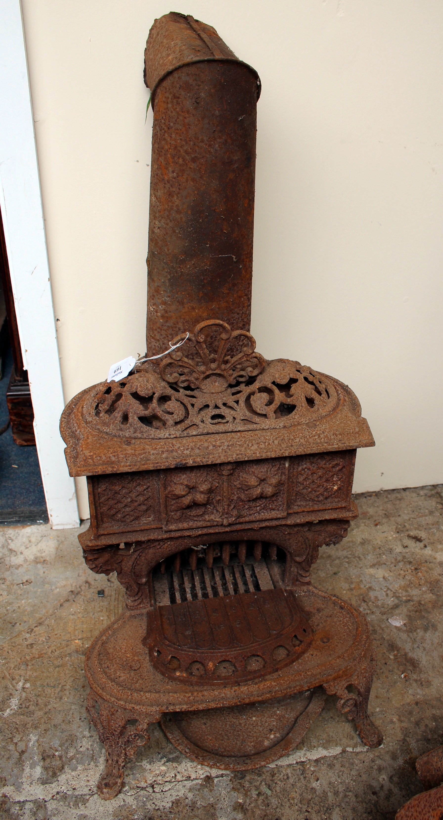 AN OLD CAST IRON SMITH AND WELLSTOOD LIMITED QUEENIE STOVE inscribed