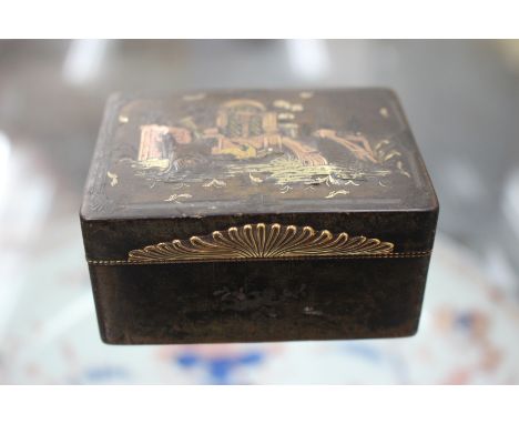 AN 18TH CENTURY POSSIBLY TORTOISESHELL AND GOLD INLAID SNUFF BOX the lid decorated with chinoiserie scenes 8.5cm wide 
