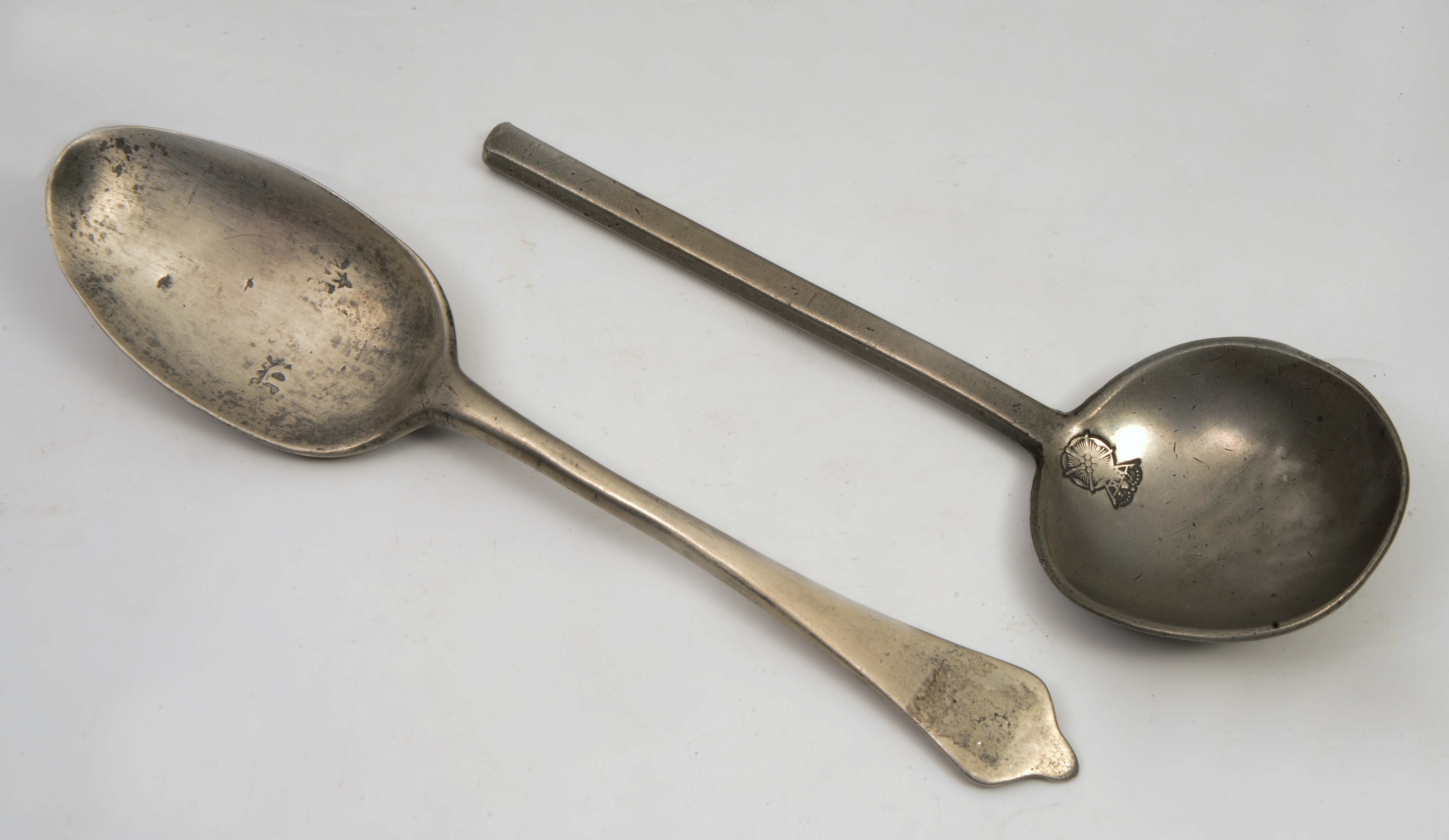 AN OLD DUTCH PEWTER SPOON, the circular bowl with rose and crown ...