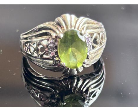 9ct Gold ring set with peridot & diamonds Size K 3g 