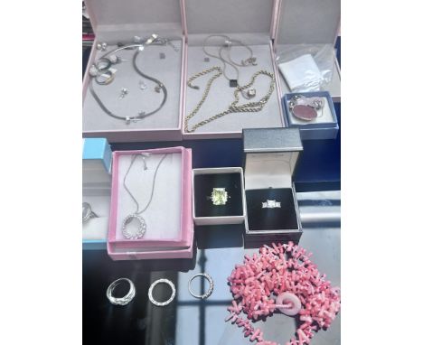 Good collection of costume jewellery to include silver 