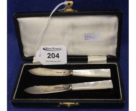 Cased pair of silver bladed, mother-of-pearl handled butter knives, Sheffield hallmarks.
