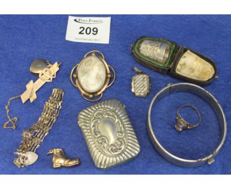 Bag of assorted collectables to include: silver bangle; silver thimble in case; Vesta case; various pendant/charms; bracelet 