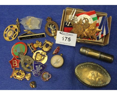 Bag of assorted collectables to include: Second World War medals; France and Germany Star; '39-'45 Star; Italy Star and '39-'