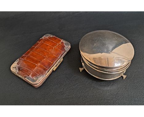GEORGE V SILVER TRINKET BOXof circular form with a lift up lid and satin lined interior, on three stout supports, Birmingham 