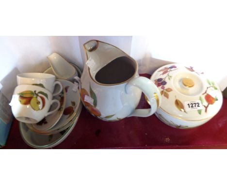 A small quantity of Royal Worcester Evesham oven to tableware