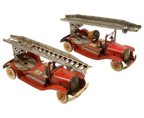 Two Mettoy tinplate clock work fire enginesone with searchlightlength 37 cm.Condition: clockwork in working order on both. En