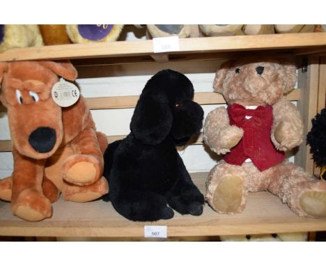 MIXED LOT COMPRISING A BANANAS TOY DOG, A FURTHER BLACK TOY DOG AND A TEDDY BEAR (3)