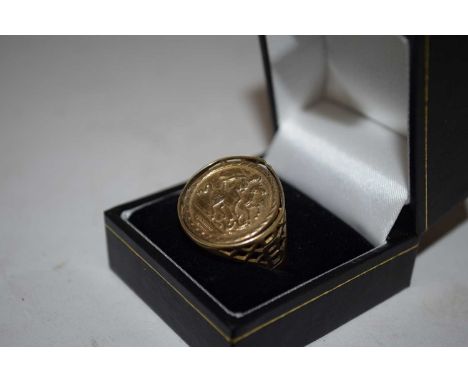 LIGHTWEIGHT GOLD ST GEORGE RING, STAMPED 375 TO INTERIOR